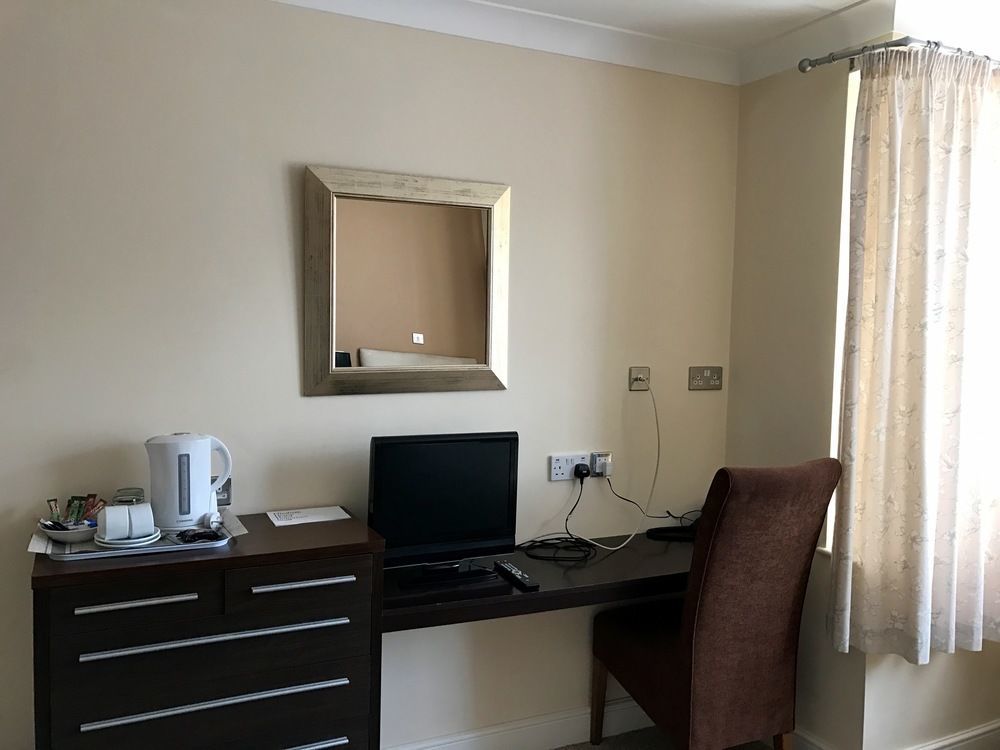 Elizabeth House Hotel Брэкнэлл Экстерьер фото